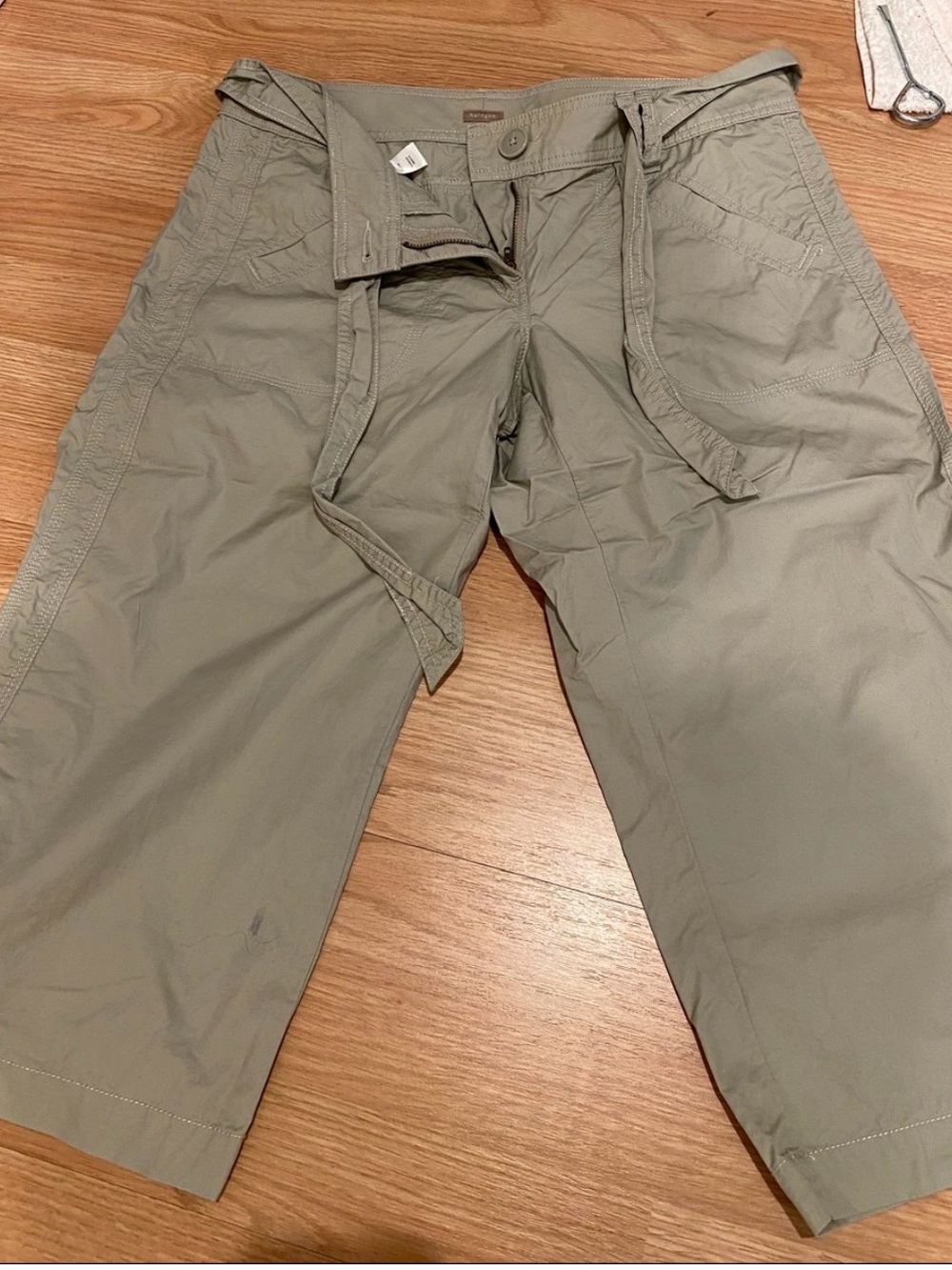 Preowned women’s Halogen   Khaki   Cargo Capris with tie Medium 10